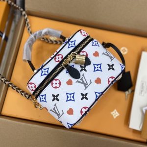 13266513894777803_d6f23342-6e1a-422e-b2ca-93f1c90a686f VANITY PM GAME ON 19CM WHITE MONOGRAM CANVAS