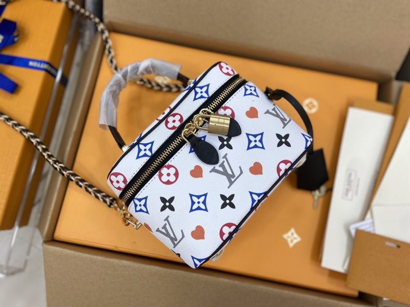 13266513894777803_d6f23342-6e1a-422e-b2ca-93f1c90a686f VANITY PM GAME ON 19CM WHITE MONOGRAM CANVAS