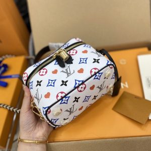 13266513902475244_24324910-a958-4f6f-88f3-63a69eaf6a1f VANITY PM GAME ON 19CM WHITE MONOGRAM CANVAS