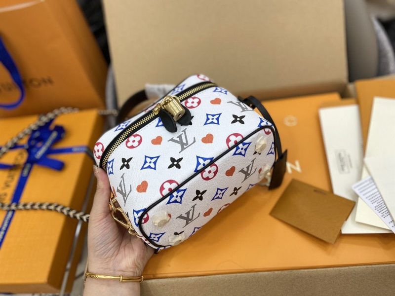 13266513902475244_24324910-a958-4f6f-88f3-63a69eaf6a1f VANITY PM GAME ON 19CM WHITE MONOGRAM CANVAS