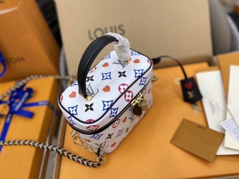 13266513904409265_135f96d9-1200-4592-96a4-b299432abf72 VANITY PM GAME ON 19CM WHITE MONOGRAM CANVAS