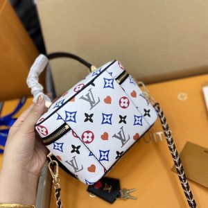 13266513905873756_f9b2c31b-0f8f-4581-969f-c03154afcfeb VANITY PM GAME ON 19CM WHITE MONOGRAM CANVAS