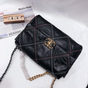 19 FLAP BAG 30CM BLACK QUILTED