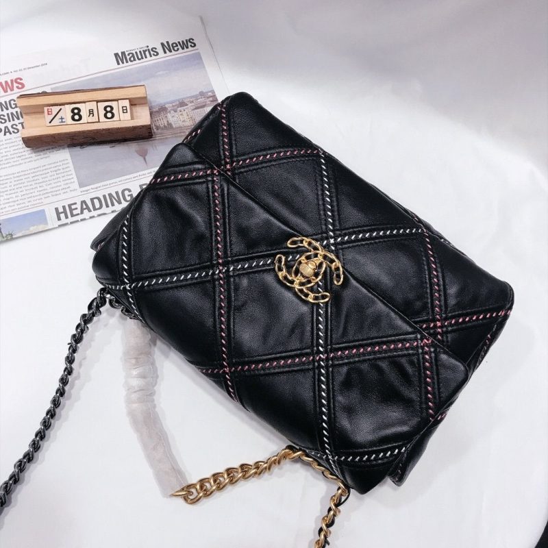 19 FLAP BAG 30CM BLACK QUILTED
