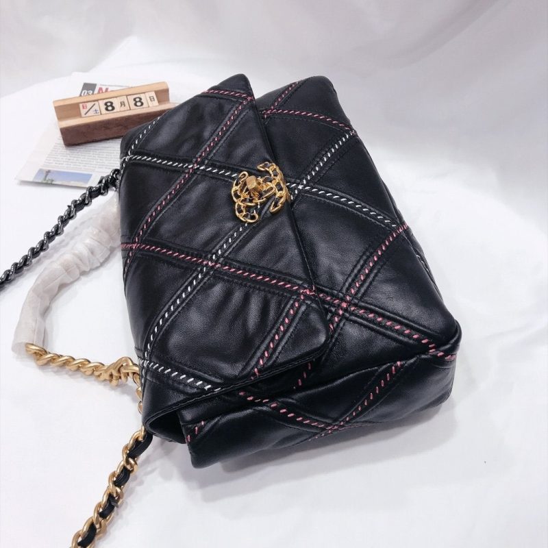 19 FLAP BAG 30CM BLACK QUILTED