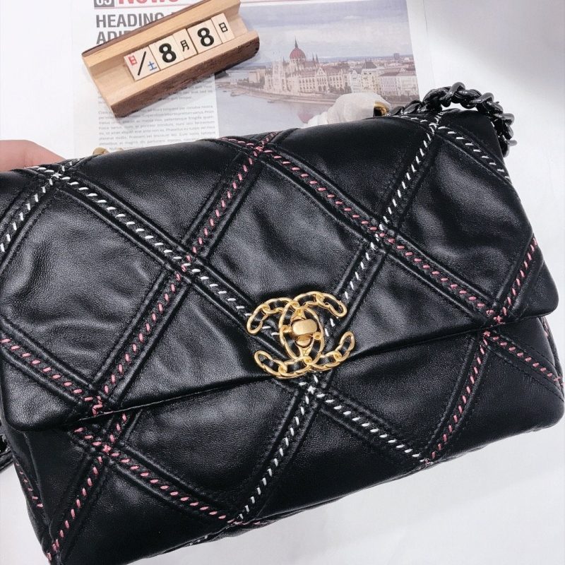 19 FLAP BAG 30CM BLACK QUILTED