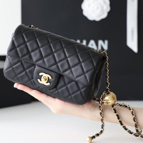 13339526949192267_0ea93c7c-b51f-4962-ab8c-e56ee6985406 FLAP BAG 20CM GOLD HARDWARE BLACK LAMBSKIN