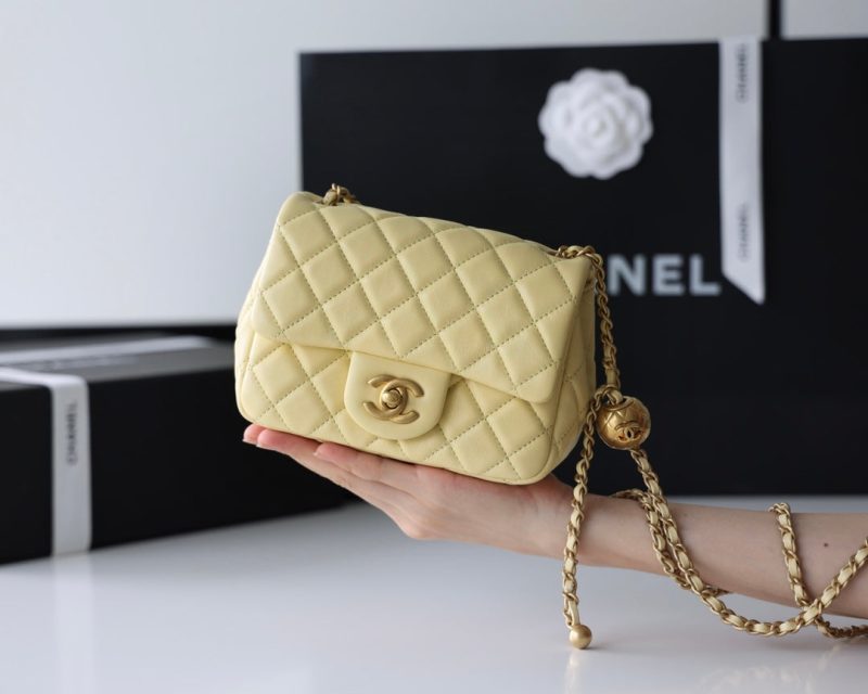 FLAP BAG 17CM YELLOW LAMBSKIN GOLD HARDWARE