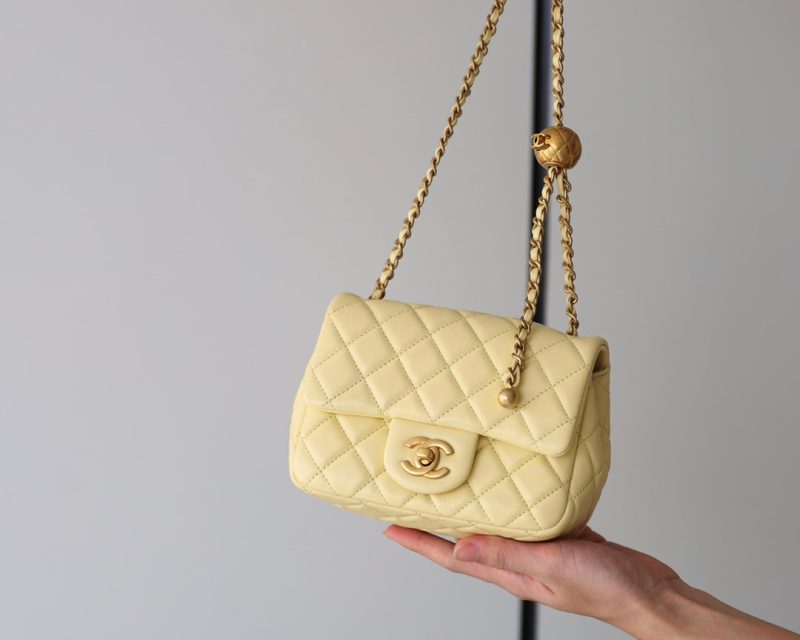 FLAP BAG 17CM YELLOW LAMBSKIN GOLD HARDWARE