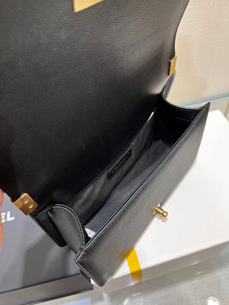 13344148804351563 BOY BAG MEDIUM 25 BLACK CAVIAR GOLD HARDWARE