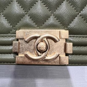 13344148993092275 BOY BAG MEDIUM 25 KHAKI CAVIAR GOLD HARDWARE