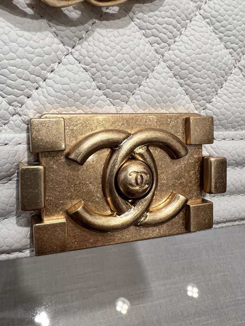13344149178239090 BOY BAG MEDIUM 25 WHITE CAVIAR GOLD HARDWARE