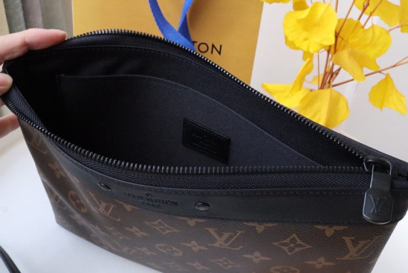 13349349779870385 POCHETTE TO GO 30 MONOGRAM CANVAS