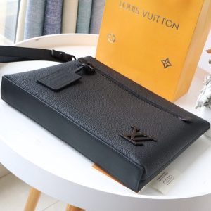 13349350245326272 TAKEOFF POUCH 30 AEROGRAM BLACK CALFSKIN