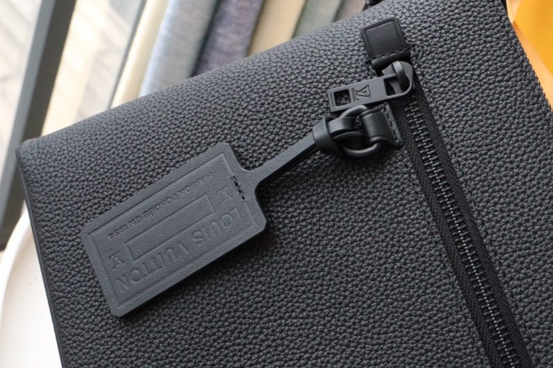 13349350249032414 TAKEOFF POUCH 30 AEROGRAM BLACK CALFSKIN