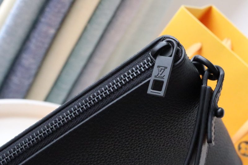 13349350256118319 TAKEOFF POUCH 30 AEROGRAM BLACK CALFSKIN