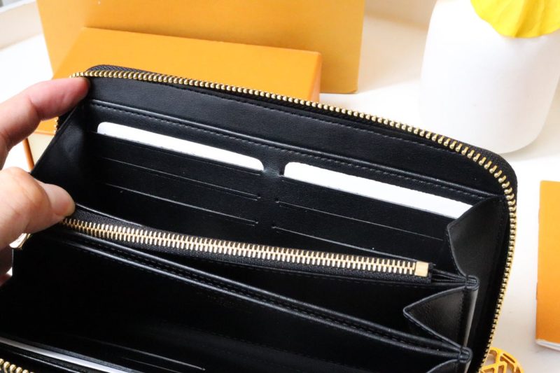 13349352754721187 ZIPPY WALLET 19 BLACK EMBOSSED LAMBSKIN