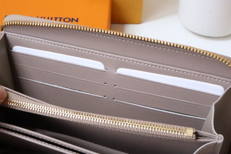 13349352843189481 ZIPPY WALLET 19 BEIGE EMBOSSED LAMBSKIN