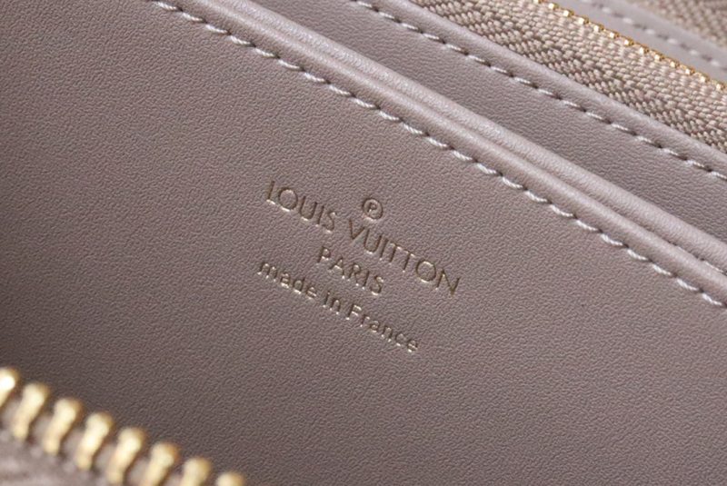 13349352846703798 ZIPPY WALLET 19 BEIGE EMBOSSED LAMBSKIN