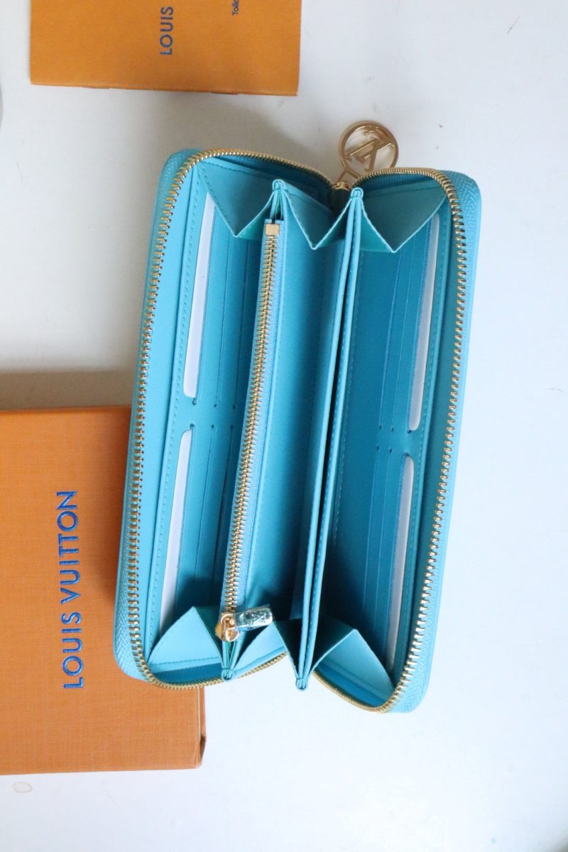 13349352869307095 ZIPPY WALLET 19 CLOUD BLUE EMBOSSED LAMBSKIN