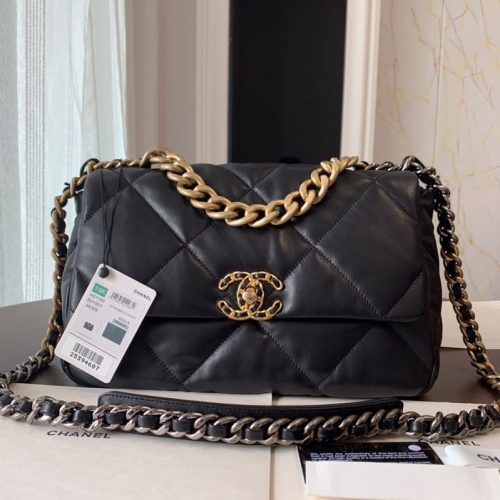 19 FLAP BAG 30 BLACK LAMBSKIN GOLD HARDWARE