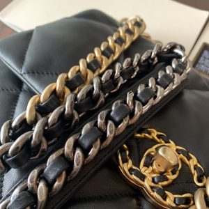 19 FLAP BAG 30 BLACK LAMBSKIN GOLD HARDWARE