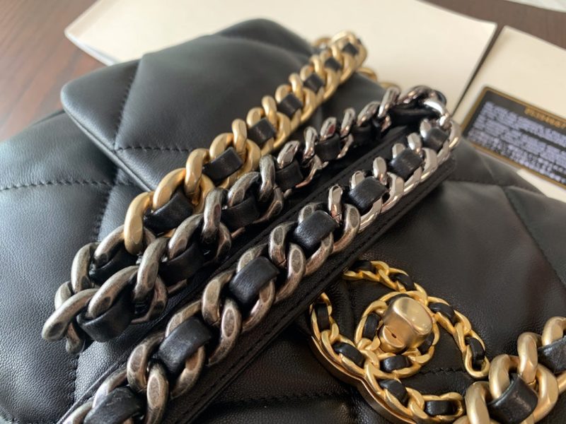 19 FLAP BAG 30 BLACK LAMBSKIN GOLD HARDWARE