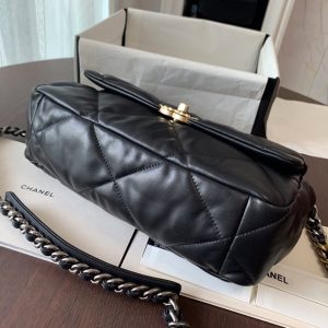 19 FLAP BAG 30 BLACK LAMBSKIN GOLD HARDWARE
