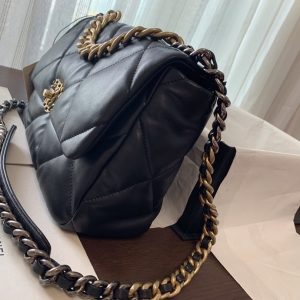 19 FLAP BAG 30 BLACK LAMBSKIN GOLD HARDWARE