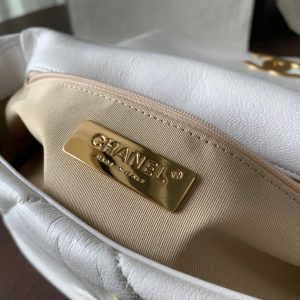 19 FLAP BAG 30 WHITE GOATSKIN