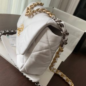 19 FLAP BAG 30 WHITE GOATSKIN
