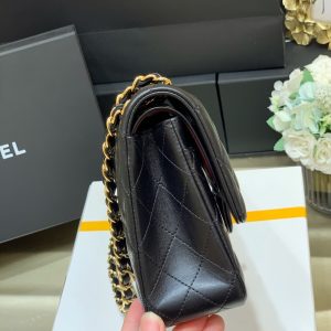 CLASSIC FLAP 25 BLACK LAMBSKIN YELLOW GOLD HARDWARE