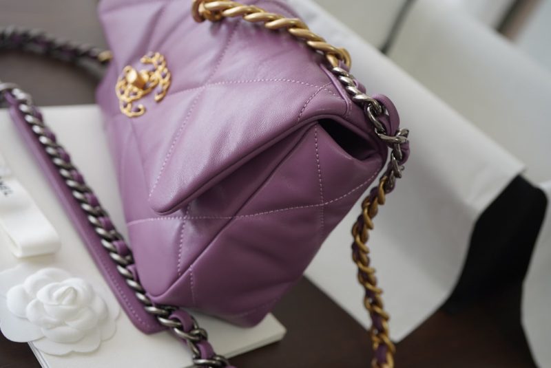 20201023_i1603463198_4470_4_jpg 19 FLAP BAG 30 PURPLE GOATSKIN GOLD HARDWARE