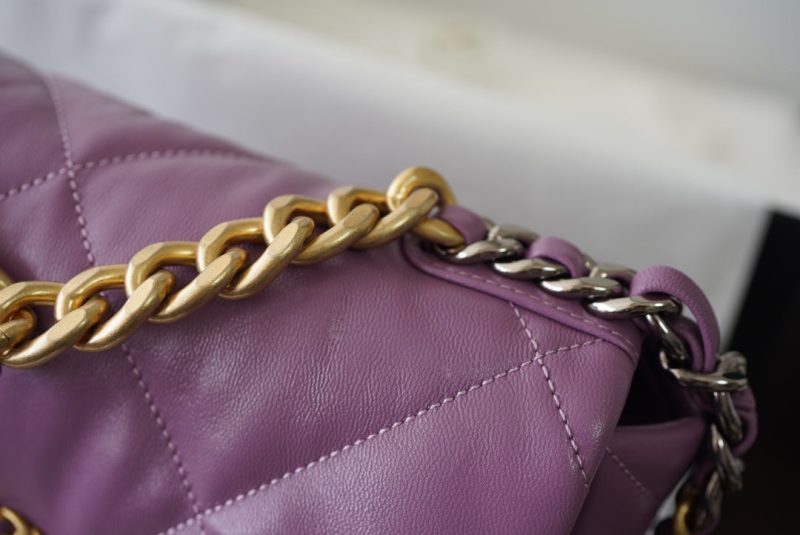 20201023_i1603463198_5962_2_jpg 19 FLAP BAG 30 PURPLE GOATSKIN GOLD HARDWARE