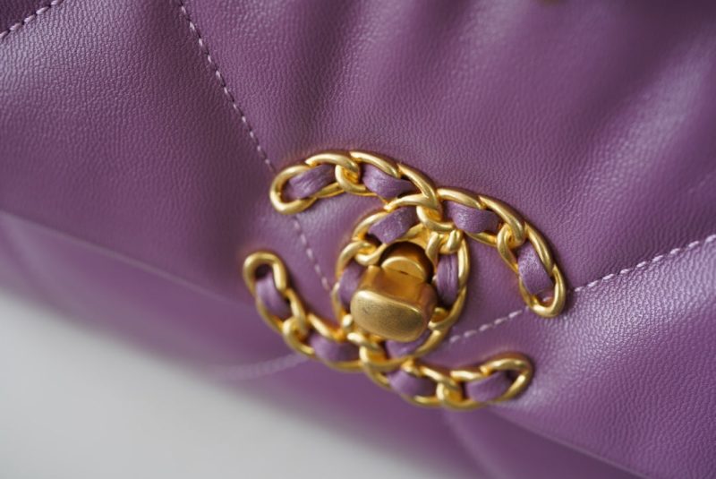 20201023_i1603463198_6986_1_jpg 19 FLAP BAG 30 PURPLE GOATSKIN GOLD HARDWARE