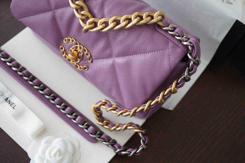 20201023_i1603463198_8042_3_jpg 19 FLAP BAG 30 PURPLE GOATSKIN GOLD HARDWARE