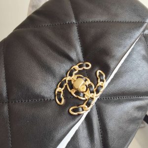 19 FLAP BAG BLACK GOATSKIN GOLD HARDWARE