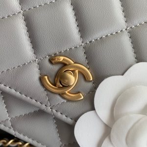 CLASSIC WOC 19CM WHITE LAMBSKIN GOLD HARDWARE