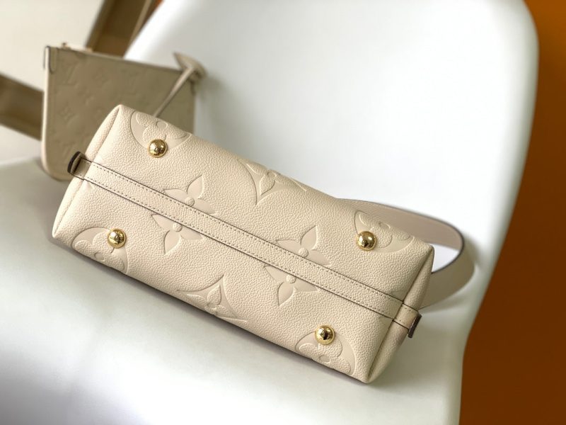 20221202_i1669969262_2532_3.jpg_1 CARRYALL PM 29 WHITE MONOGRAM GRAINED COWHIDE LEATHER