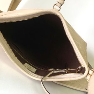 20221202_i1669969262_2949_7.jpg_1 CARRYALL PM 29 WHITE MONOGRAM GRAINED COWHIDE LEATHER