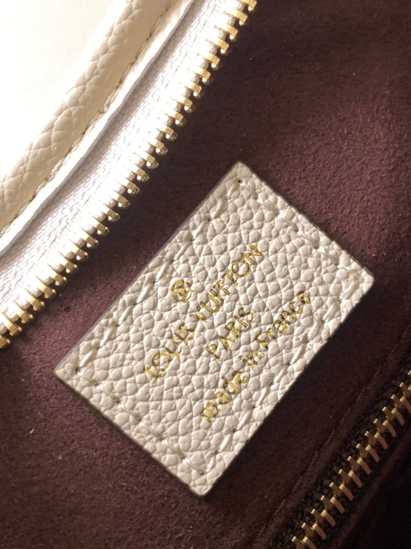 20221202_i1669969262_8918_8.jpg_1 CARRYALL PM 29 WHITE MONOGRAM GRAINED COWHIDE LEATHER