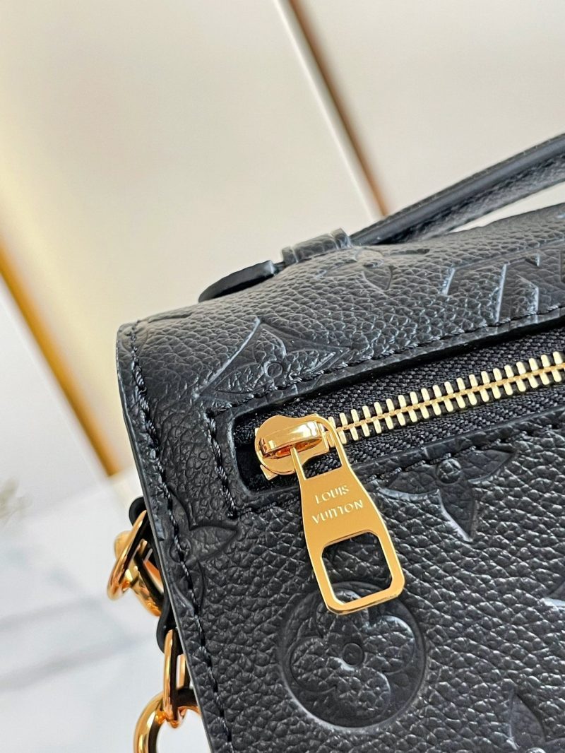 Pochette Metis East West 21.5 Black Grained Cowhide Leather