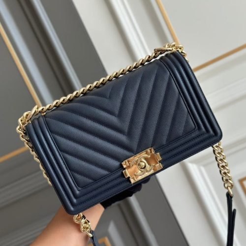 20231023_i1698043655_3802_0_jpg boy medium 25 dark blue chevron caviar ghw