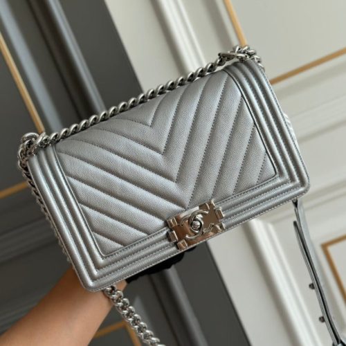 20231023_i1698043700_3130_0_jpg boy medium 25 grey chevron caviar silver hardware