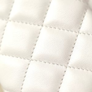 20240330_i1711764318_130_1_jpg cc 24p mini flap bag 17cm white lambskin pearl chain