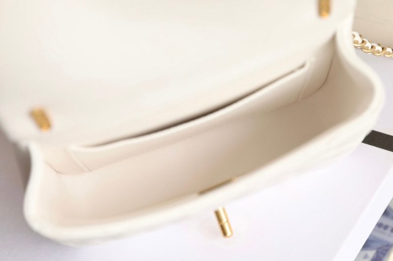 20240330_i1711764318_635_7_jpg cc 24p mini flap bag 17cm white lambskin pearl chain