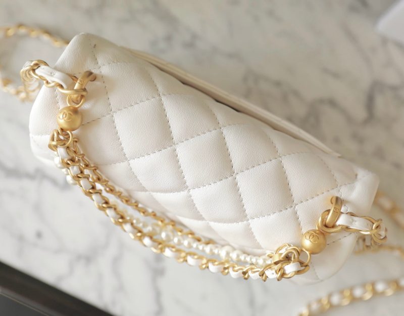 20240330_i1711764318_9017_5_jpg cc 24p mini flap bag 17cm white lambskin pearl chain