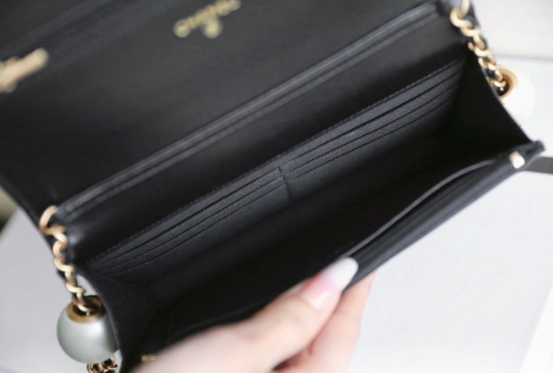 20240507_i1715053889_7313_7_jpg_b9ff0b13-a8ce-44a5-a93c-111d2733f151 cc 24s woc 19cm black calfskin pearl ball