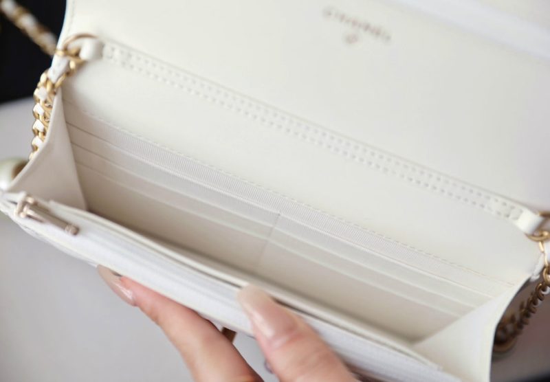 20240521_i1716259534_6860_7_jpg_e428d68e-ab7f-4bdc-a0e6-2ebafc00420b cc 24s woc 19cm white calfskin pearl ball