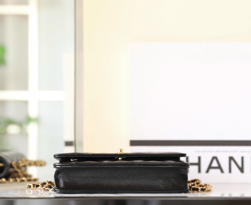 24b woc 19cm black lambskin gold hardware